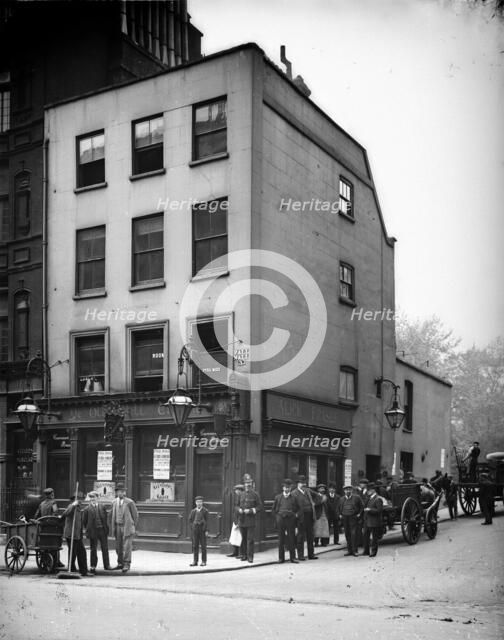 Crowd outside Ye Old Bell tavern in Pall Mall, London,  Artist: Henry Dixon