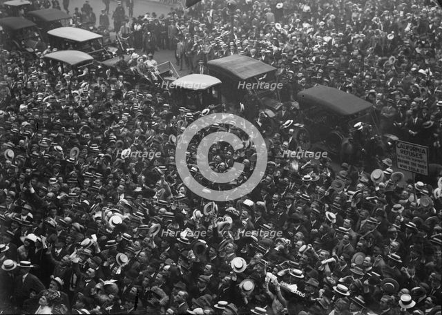Crowd listening to T.R. [Theodore Roosevelt] speak, Chicago, 1912. Creator: Bain News Service.