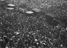 Crowd listening to T.R. [Theodore Roosevelt] speak, Chicago, 1912. Creator: Bain News Service