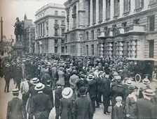 Crowd waiting outside the War Office on the morning before war was declared 1914