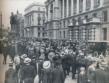 Crowd waiting outside the War Office on the morning before war was declared 1914