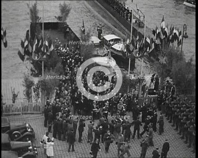 Crowd Walking Away from a Boat, 1934. Creator: British Pathe Ltd.