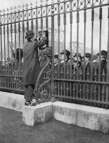Crowds outside Buckingham Palace waiting for news of the illness of the King, 5th May, 1910