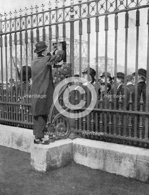 Crowds outside Buckingham Palace waiting for news of the illness of the King, 5th May, 1910. Artist: Unknown
