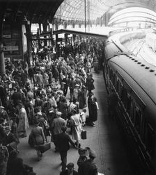 Crowds on a platform, York Railway Station, Yorkshire, 1946