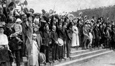 Crowds cheering during the outbreak of hostilities, war fever in Germany First World War, 1914