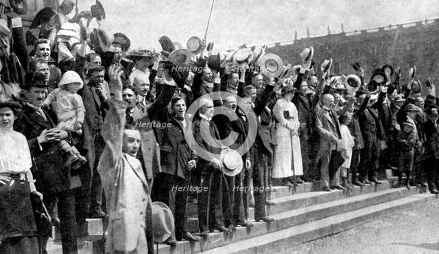 'Crowds cheering during the outbreak of hostilities, war fever in Germany', First World War, 1914. Artist: Unknown
