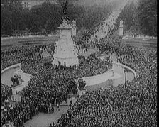 Crowds Surrounding Buckingham Palace, 1929. Creator: British Pathe Ltd