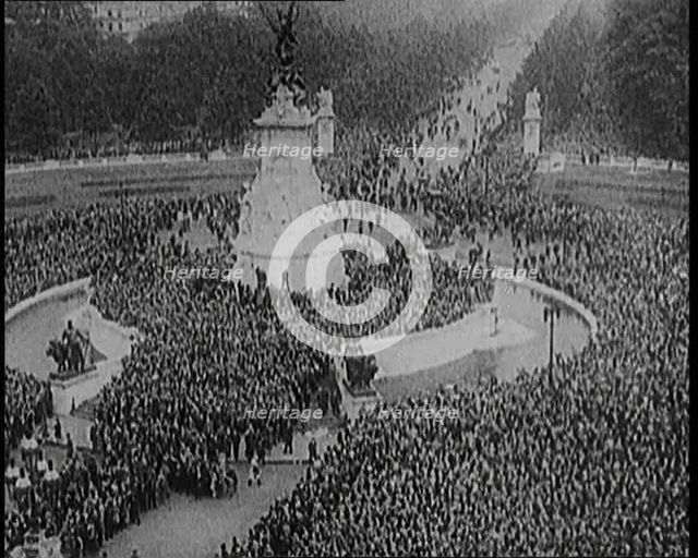 Crowds Surrounding Buckingham Palace, 1929. Creator: British Pathe Ltd.