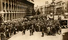 Crowds waiting outside Downing Street in London for news about...war, July 1914, (1933). Creator: Unknown