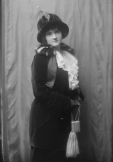 Cuthbert, Mrs. (Mrs. Wentworth), portrait photograph, 1912 Nov. 16. Creator: Arnold Genthe