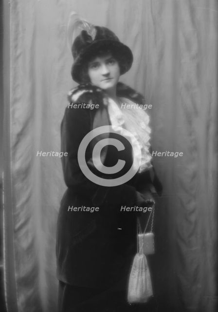 Cuthbert, Mrs. (Mrs. Wentworth), portrait photograph, 1912 Nov. 16. Creator: Arnold Genthe.