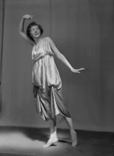 Cushing, Jessie H., Miss, 1916 Apr. 11. Creator: Arnold Genthe