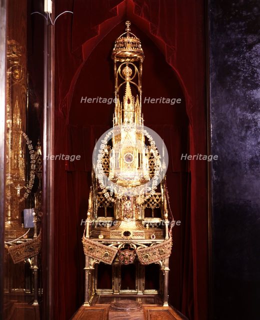 Custodia, chair and crown of King Martí l'Humà in the Barcelona Cathedral.