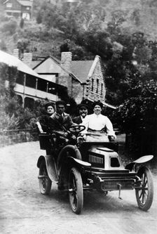 A 1 cylinder De Dion car and passengers, 1904