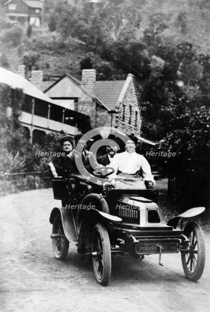 A 1 cylinder De Dion car and passengers, 1904. Artist: Unknown