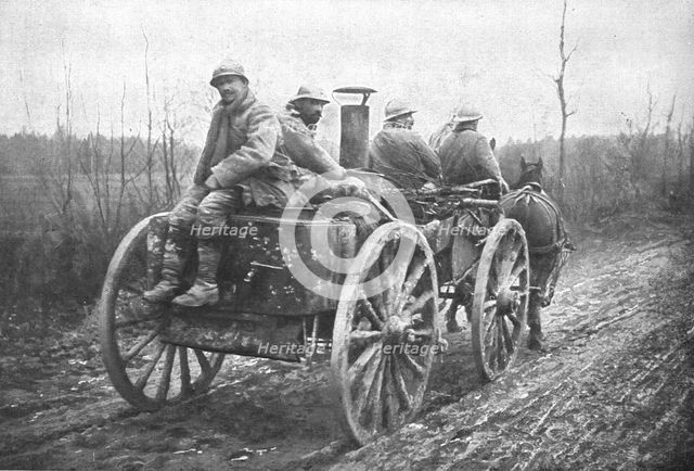 ''A Travers la Fournaise; Une cuisine roulante et ses "servants"', 1916 (1924) Creator: Unknown.