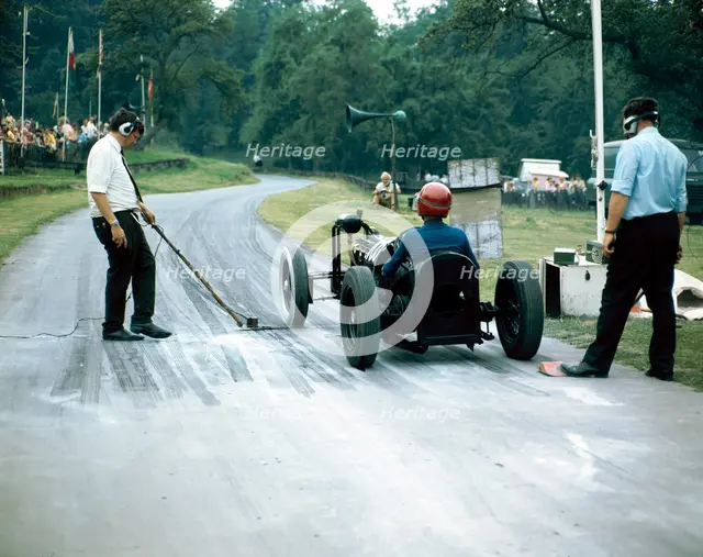 A veteran car at Prescott race track, Gloucestershire. Artist: Unknown