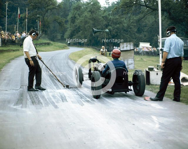 A veteran car at Prescott race track, Gloucestershire. Artist: Unknown