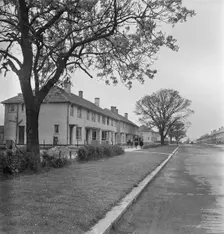 A view looking down a street of Easiform housing in Grimsby, Loncolnshire, 1948. Creator: John Laing plc
