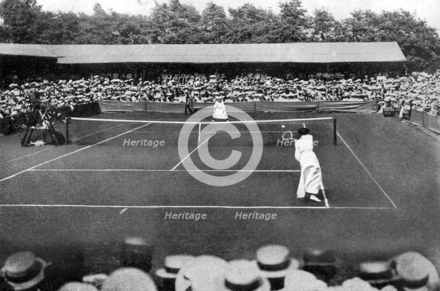 A women's final at the old Wimbledon, 1905. Artist: Unknown