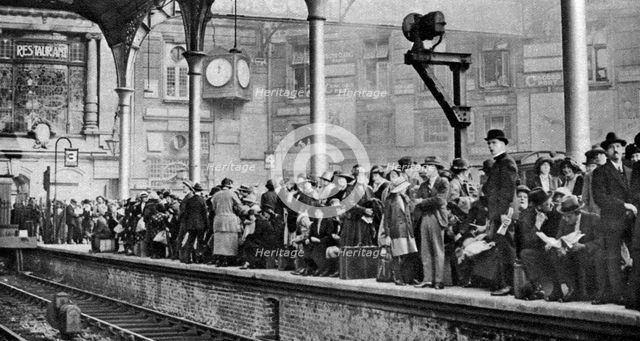 A bank holiday crowd waiting for a train to Margate, London, 1926-1927. Artist: Unknown