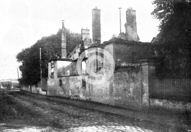 'A Baron, pres de Nanteuil, la villa incendiee d'Alberic Magnard', 1914. Creator: Unknown.