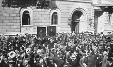 'A Berlin, La jeunesse des ecoles promene les portraits des deux kaisers 1914. Creator: Unknown