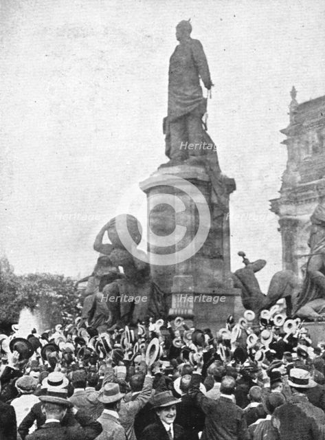 'A Berlin, la statue de Bismarck est un centre de ralliement pour la foule', 1914. Creator: Unknown.