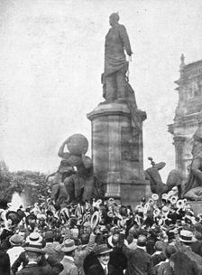 A Berlin, la statue de Bismarck est un centre de ralliement pour la foule 1914. Creator: Unknown