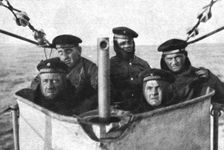 A bord des sous-marins allemands; Groupe caracteristique d'un equipage de sous-marin allemand 1918 Creator: Unknown