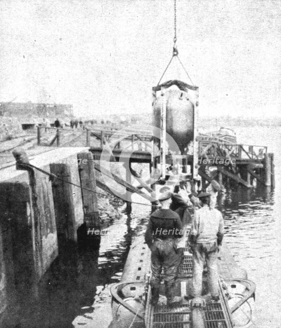 'A bord des sous-marins allemands; Embarquement de mines et torpilles avant le depart..., 1918. Creator: Unknown.