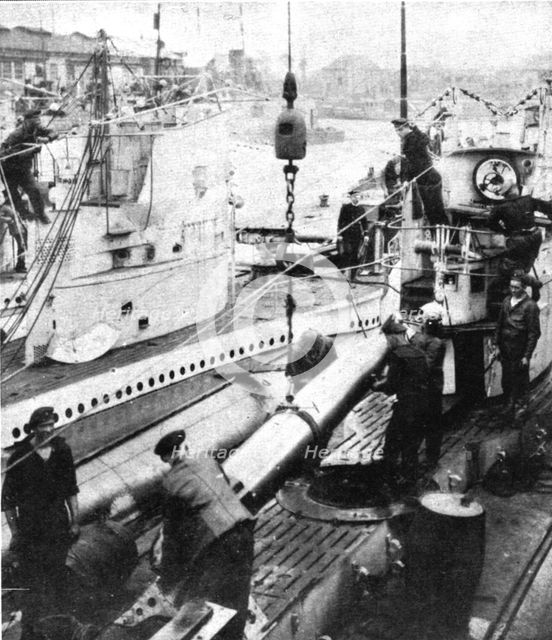 'A bord des sous-marins allemands; Embarquement de mines et torpilles avant le depart pour..., 1918. Creator: Unknown.