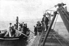 A bord des sous-marins allemands; Une embarcation venant d'une cote neutre communique..., 1918. Creator: Unknown