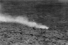 A Cent Cinquante Metres au-dessus du Combat ; Notre vague d'assaut progresse ; au loin on voitfuir Creator: Unknown