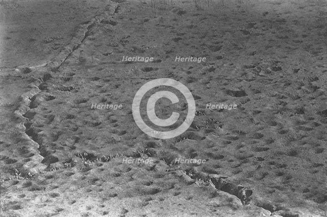 'A cent cinquante metres au-dessus de la bataille; progression dans les trous d'obus', 1916. Creator: Unknown.