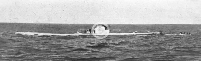 'A Corfou; La rencontre d'un sous-marin ennemi : Le sous-marin allemand, qui arraisonna le..., 1916. Creator: Unknown.