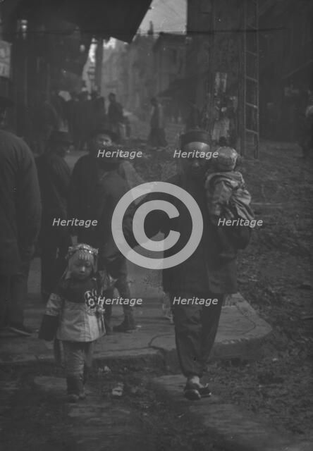 A corner on the hillside, Chinatown, San Francisco, between 1896 and 1906. Creator: Arnold Genthe.