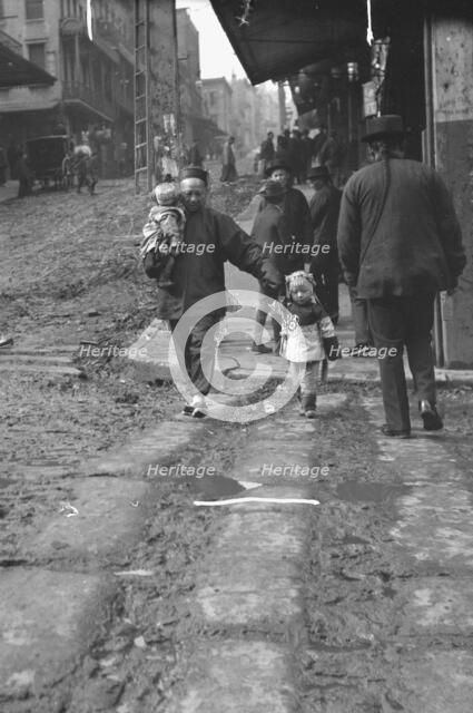 A corner on the hillside, Chinatown, San Francisco, between 1896 and 1906. Creator: Arnold Genthe.