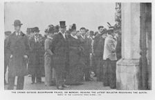 A crowd outside Buckingham Palace waiting for news of Queen Victoria's health, 1901. Creator: Unknown