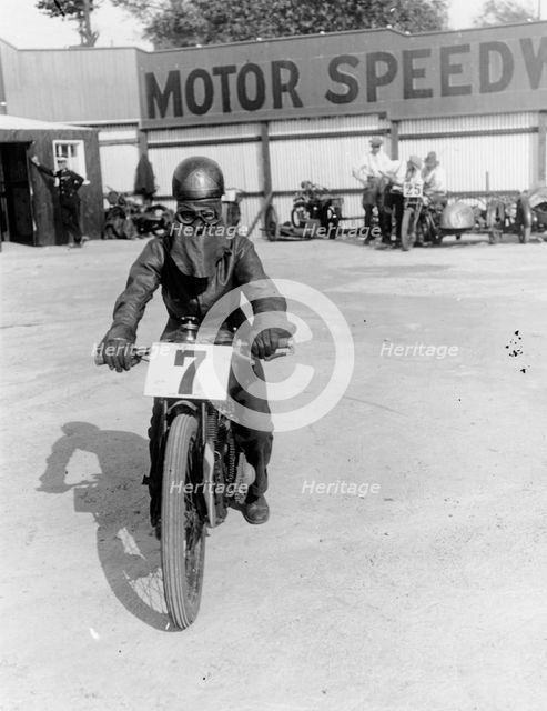 A cyclist at Lea Bridge speedway circuit, 1928. Artist: Unknown