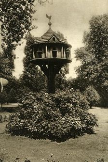 A Dovecote - in the garden of Dowager Marchioness of Bute, St. John's Lodge, Regent's Park 1920. Creator: Unknown