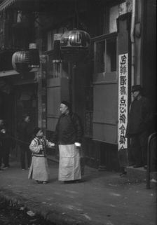 A family from the Consulate, Chinatown, San Francisco, between 1896 and 1906. Creator: Arnold Genthe