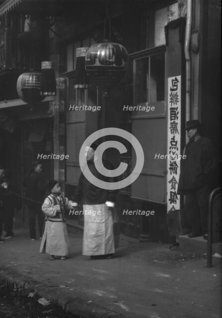 A family from the Consulate, Chinatown, San Francisco, between 1896 and 1906. Creator: Arnold Genthe.