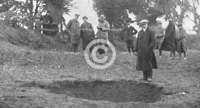 'A feu et a sang…..; les bombardements aeriens. l'entonnoir creuse par l'explosion d'une bombe de ze Creator: Unknown.