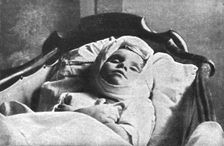 A feu et a sang…..; les bombardements aeriens. Victoire allemande: une enfant de trois ans, Aimee V Creator: Unknown