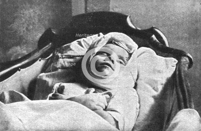 'A feu et a sang…..; les bombardements aeriens. Victoire allemande: une enfant de trois ans, Aimee V Creator: Unknown.