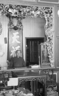 A goldsmith's shop, Chinatown, San Francisco, between 1896 and 1906. Creator: Arnold Genthe