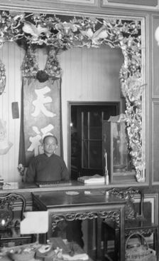 A goldsmith's shop, Chinatown, San Francisco, between 1896 and 1906. Creator: Arnold Genthe