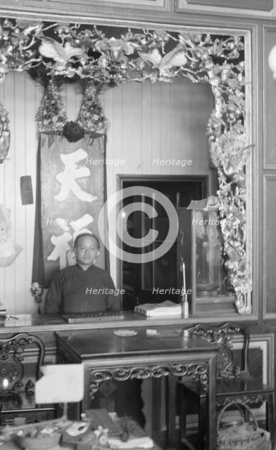 A goldsmith's shop, Chinatown, San Francisco, between 1896 and 1906. Creator: Arnold Genthe.